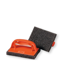 Il prodotto Scotch-Brick™ è costituito da un’impugnatura color arancio permanentemente saldata ad una fibra abrasiva nera per pulizie pesanti, ideale per rimuovere le incrostazioni da piastre e griglie.