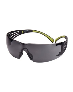 Gli occhiali di sicurezza 3M™ SecureFit™ 400 sono occhiali protettivi avvolgenti con lenti anti-graffio in policarbonato resistente di colore grigio. Sono dotati di punti di contatto imbottiti sulle stanghette e morbidi naselli regolabili per garantire un