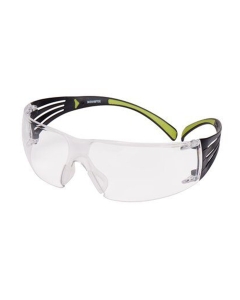 Gli occhiali di sicurezza 3M™ SecureFit™ 400 sono occhiali protettivi avvolgenti con lenti anti-graffio in policarbonato trasparente e resistente. Sono dotati di punti di contatto imbottiti sulle stanghette e morbidi naselli regolabili per garantire una v