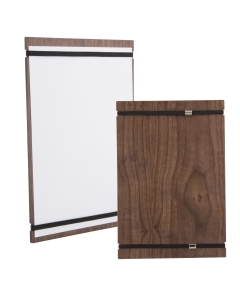Porta menù in legno con 2 bande elastiche che trattengono il menù. Dimensioni: 32x22x0,5cm.