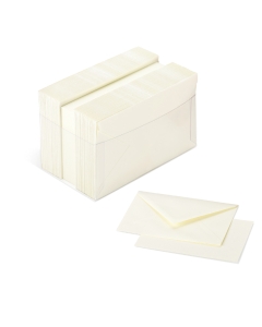 Buste e cartoncini in carta Burano Favini in scatole di acetato trasparente. Cartoncino certificato FSC da 200gr e Busta coordinata da 90gr. Formato 72x110mm. Colore: avorio.
