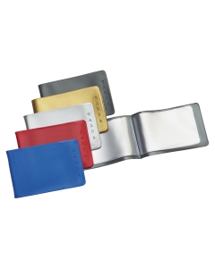 Custodia cards, realizzate in PVC in 5 colori assortiti. Dotate di 6 tasche interne semi-trasparenti. Formato utile 8,5x5,4cm. Confezione da 25 custodie. Made in Italy