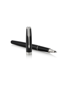 Elegante penna laccata lucida color nero intenso con finiture rodate. Roller fornita con refill standard. Fornita con esclusivo astuccio Parker.