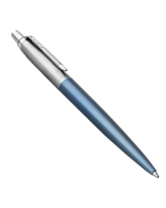 La classica penna Parker con fusto in acciaio inossidabile e dotato di chiusura a punta di freccia lucida sempre in acciaio inossidabile.. Fornita con il refill quickflow colore blu e un esclusivo astuccio regalo.