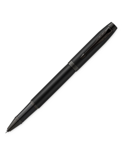 Penna Parker di un eccezionale design neutro di colore nero mattato, con la caratteristica clip a freccia, i puntali e il pennino tutti rifiniti con un rivestimento in PVD nero, che offre una resistenza eccezionale alla corrosione e all’usura. Confezionat