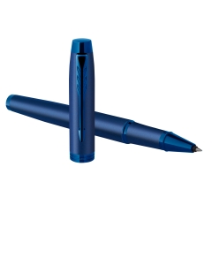 Penna Parker in acciaio inossidabile con finiture mattate blu e completata con finiture cromate. Confezionata in elegante astuccio regalo. Fornita con refill colore nero.