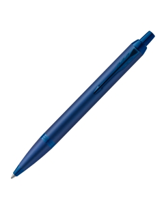 Penna Parker in acciaio inossidabile con finiture mattate blu e completata con finiture cromate. Confezionata in elegante astuccio regalo. Fornita con refill colore blu.