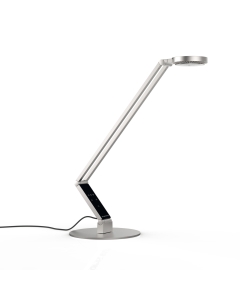 RADIAL TABLE è un‘elegante lampada da tavolo che integra un design essenziale e pulito alla più innovativa tecnologia LED. Perfetta per illuminare in maniera omogenea la vostra scrivania, i 4 led posti nella testa (2 a luce bianco caldo e 2 bianco freddo)