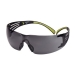Gli occhiali di sicurezza 3M™ SecureFit™ 400 sono occhiali protettivi avvolgenti con lenti anti-graffio in policarbonato resistente di colore grigio. Sono dotati di punti di contatto imbottiti sulle stanghette e morbidi naselli regolabili per garantire un