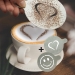 Stencil per decorare il caffè realizzati in polvere di acciaio inox a forma di cuore o smile. Dimensioni: 10x12,4x0,1cm.