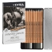 Set 12 matite in tonalità di grigie assortite per uso professionale. Mina maggiorata da 3,7mm composta da pigmenti permanenti. Intensi e brillanti per sfumature e sottotoni infiniti.